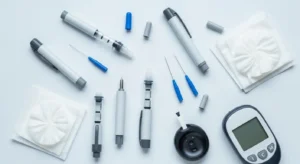 Flat lay of affordable insulin pen needles and diabetic tools, showcasing cheap insulin supplies available on Amazon in 2025.