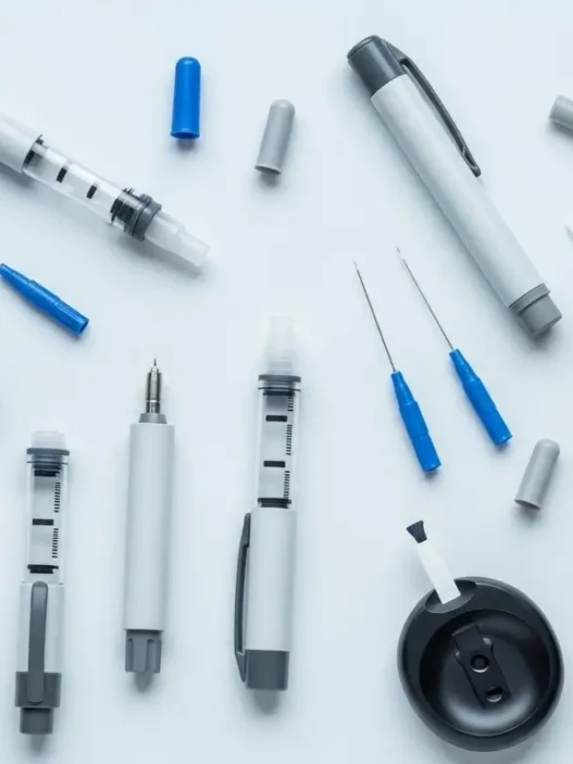 Flat lay of affordable insulin pen needles and diabetic tools, showcasing cheap insulin supplies available on Amazon in 2025.